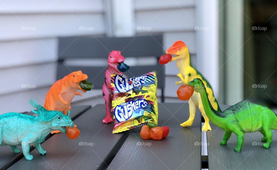 Dinosaurs eating Gushers, eating Gushers snacks, unexpected dinosaurs eating kids snacks 