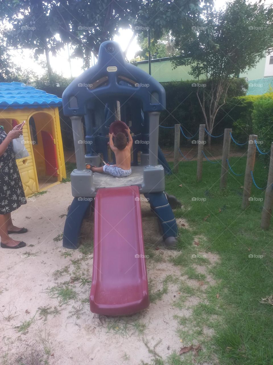 Criança brincando no porquinho. O contato com a natureza é essencial,  para o desenvolvimento infantil  e estimula hábitos de vida saudável.