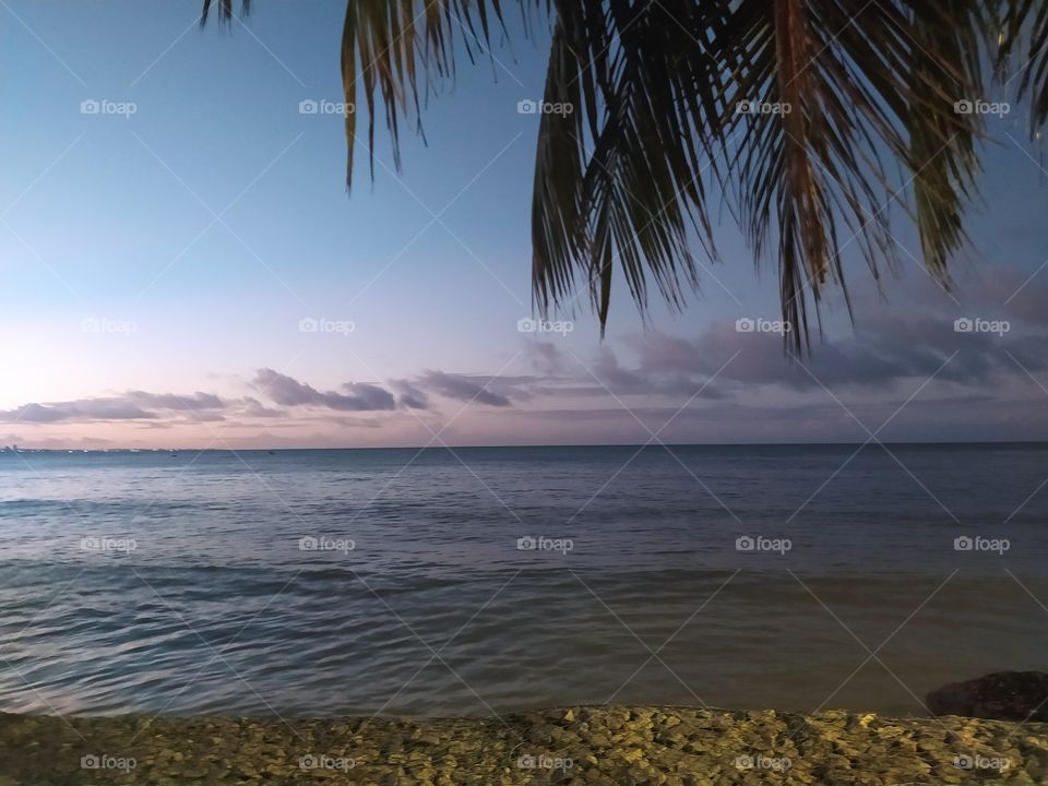 belo pôr do sol em praia do nordeste do Brasil