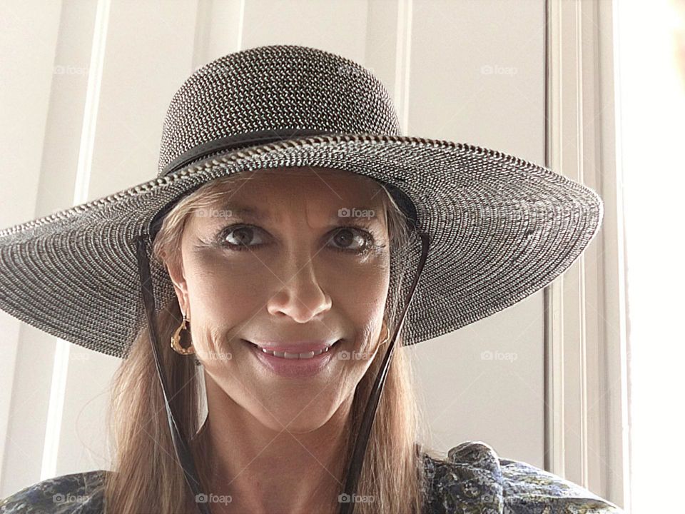 Woman wearing a sunhat.
