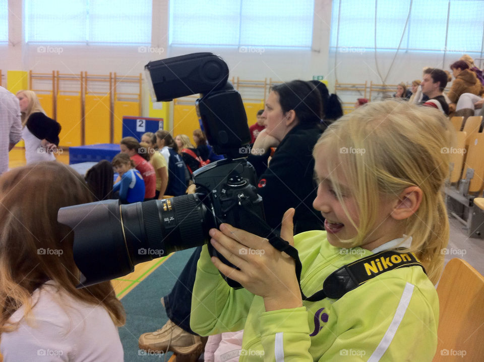 small hands big camera sport green by munda.net