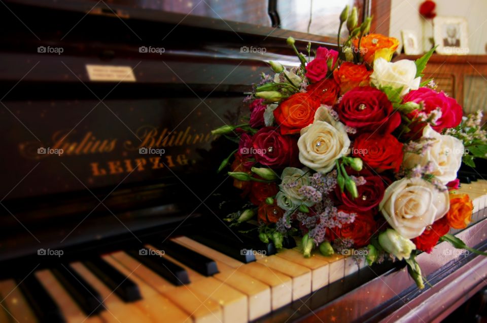 bouquet  on piano