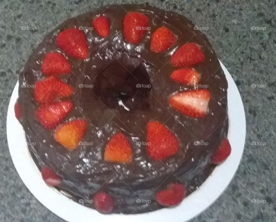 bolo cobertura de chocolate e morango