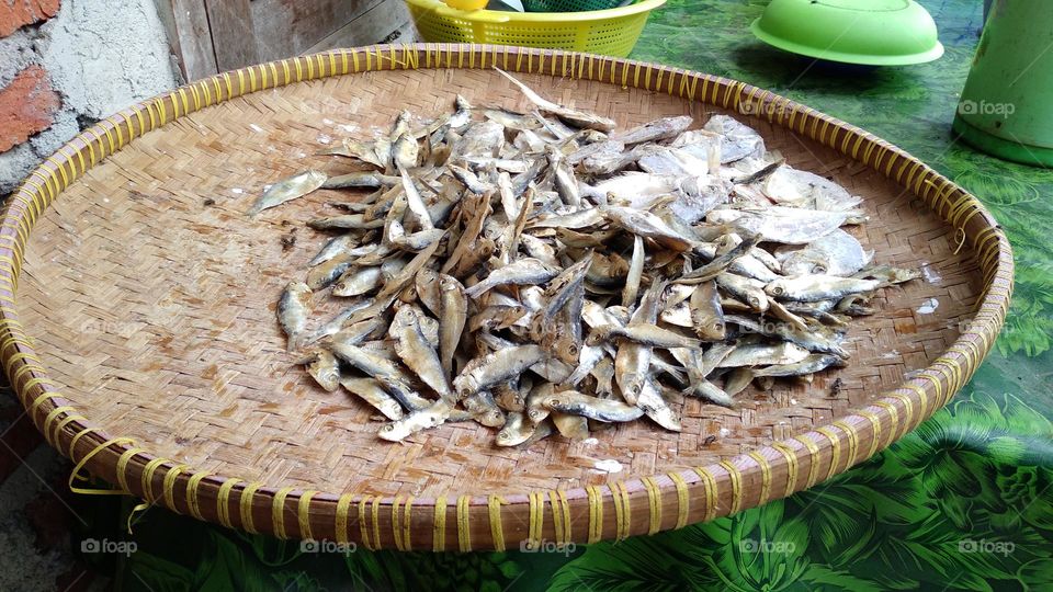 fish that are being dried in the sun to dry
