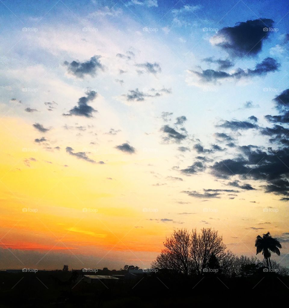 🇧🇷 O amanhecer em Jundiaí, interior do Brasil. A imensidão do céu nos mostra o infinito horizonte. Ótima quarta-feira para todos. 
🇺🇸 Dawn in Jundiaí, interior of Brazil. The immensity of the sky shows us the infinite horizon. Great Wednesday for all.