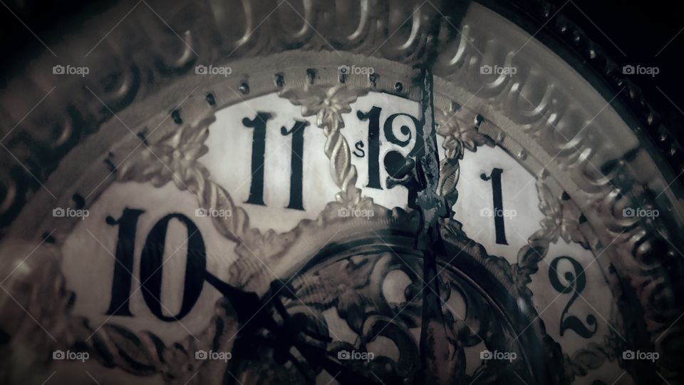 Does a broken clock still work?