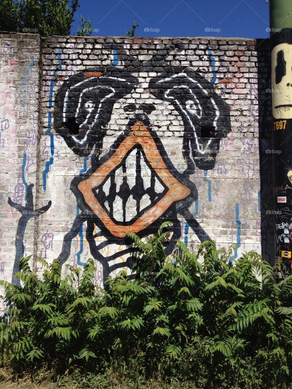 landscape graffiti face background by adrianocastelli