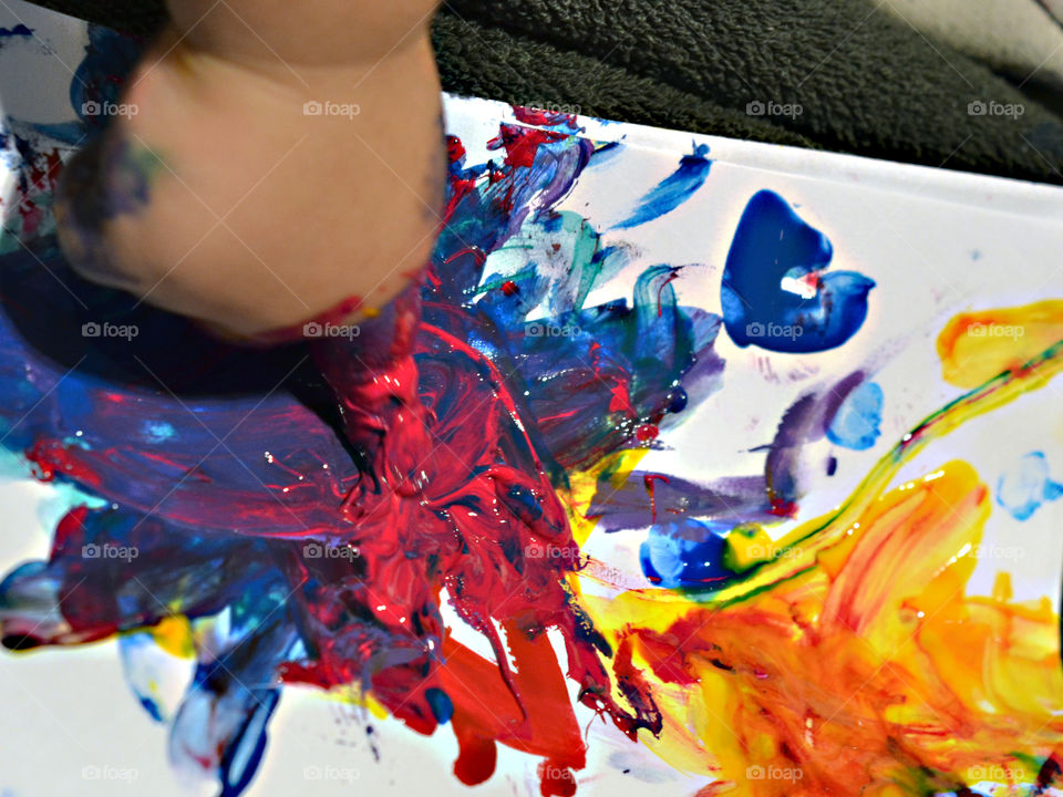 Close view of kid drawing with his fingers