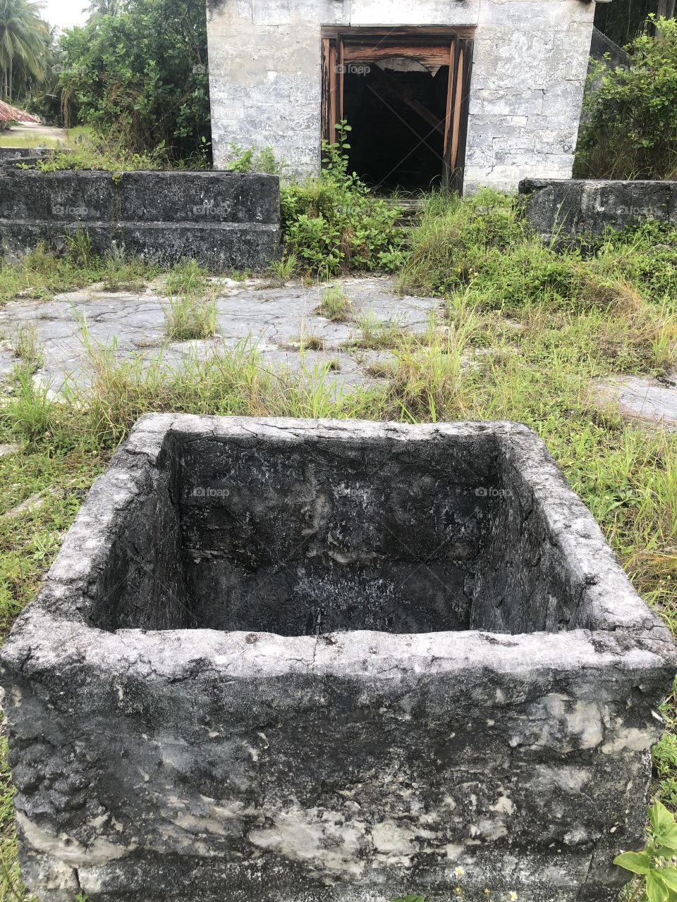 This old well was made of lime stone more than 450 years ago by locals. A nice local treasure, found in Haa Dhaalu. Nolhivaramfaru #maldives. 