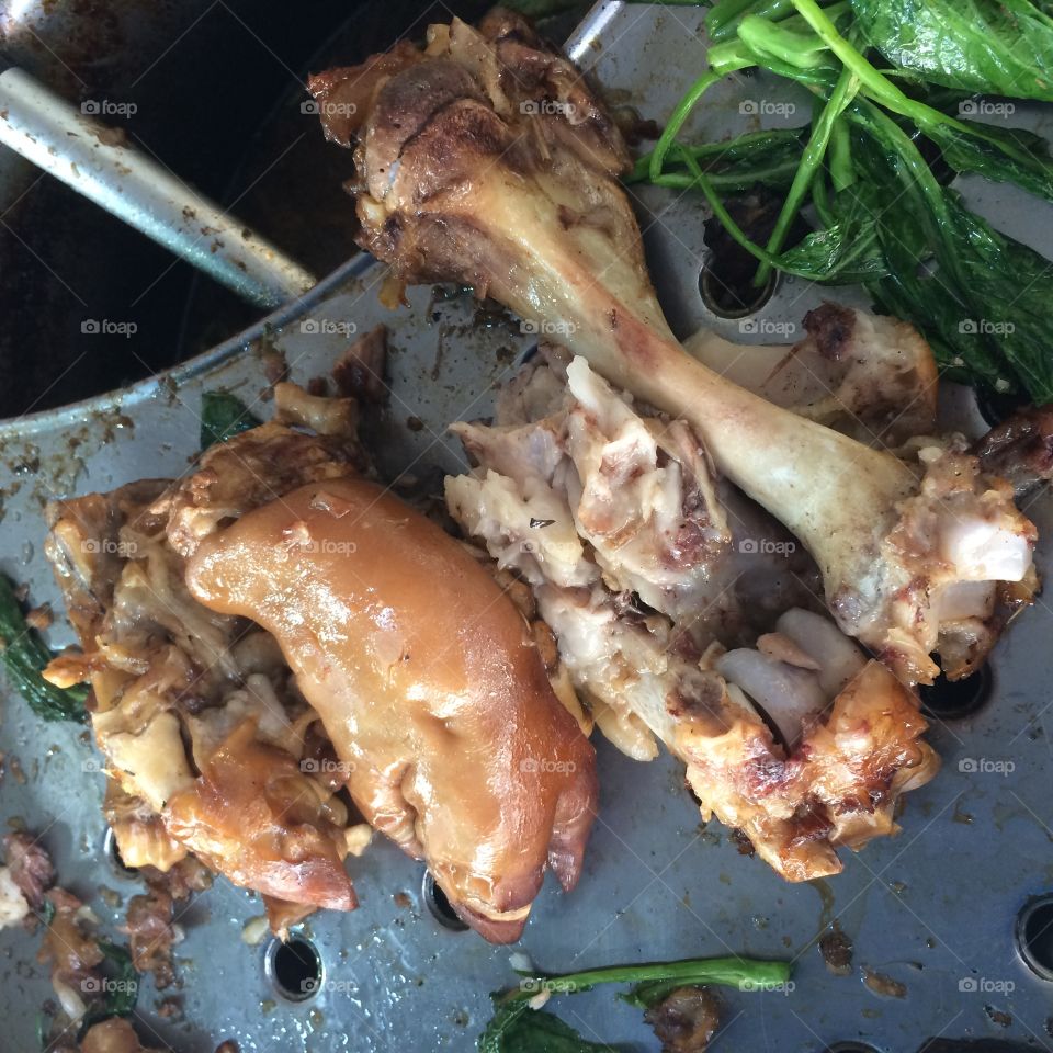 Pork legs stewed with Chinese medicine,