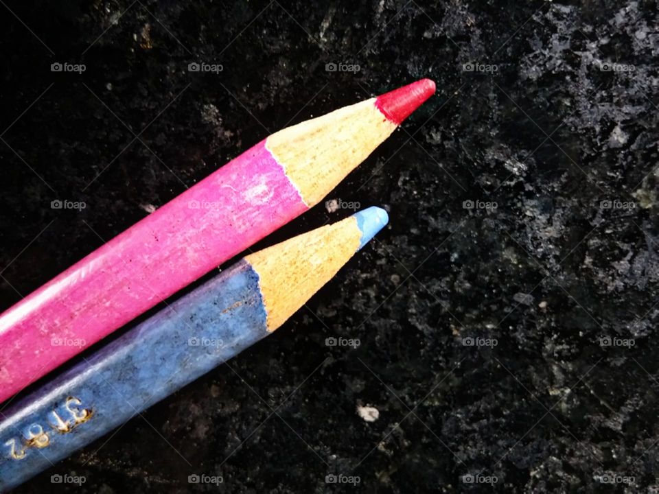 Duas cores sobre o mármore negro.