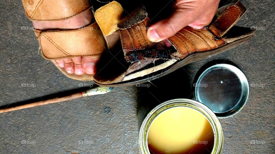 Lata de cola. Colagem, restauração, manutenção, conserto de sandálias de couro. Sapataria.