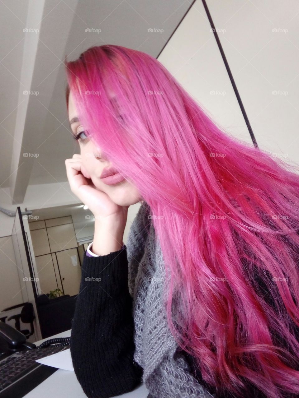 Amando seu ser, sendo quem é. Cabelo rosa, coração em paz.
