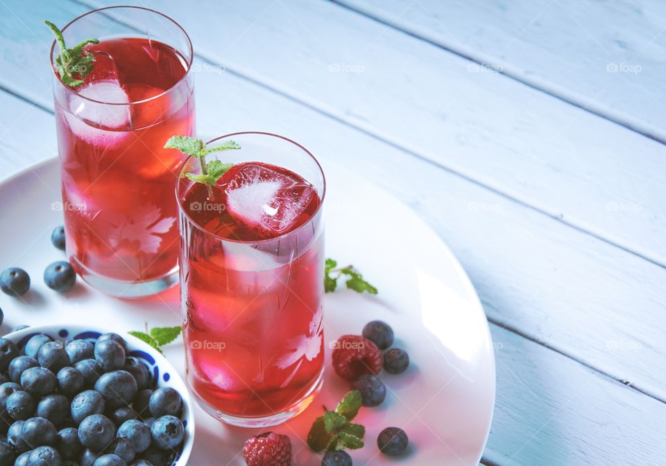 Iced tea with berries