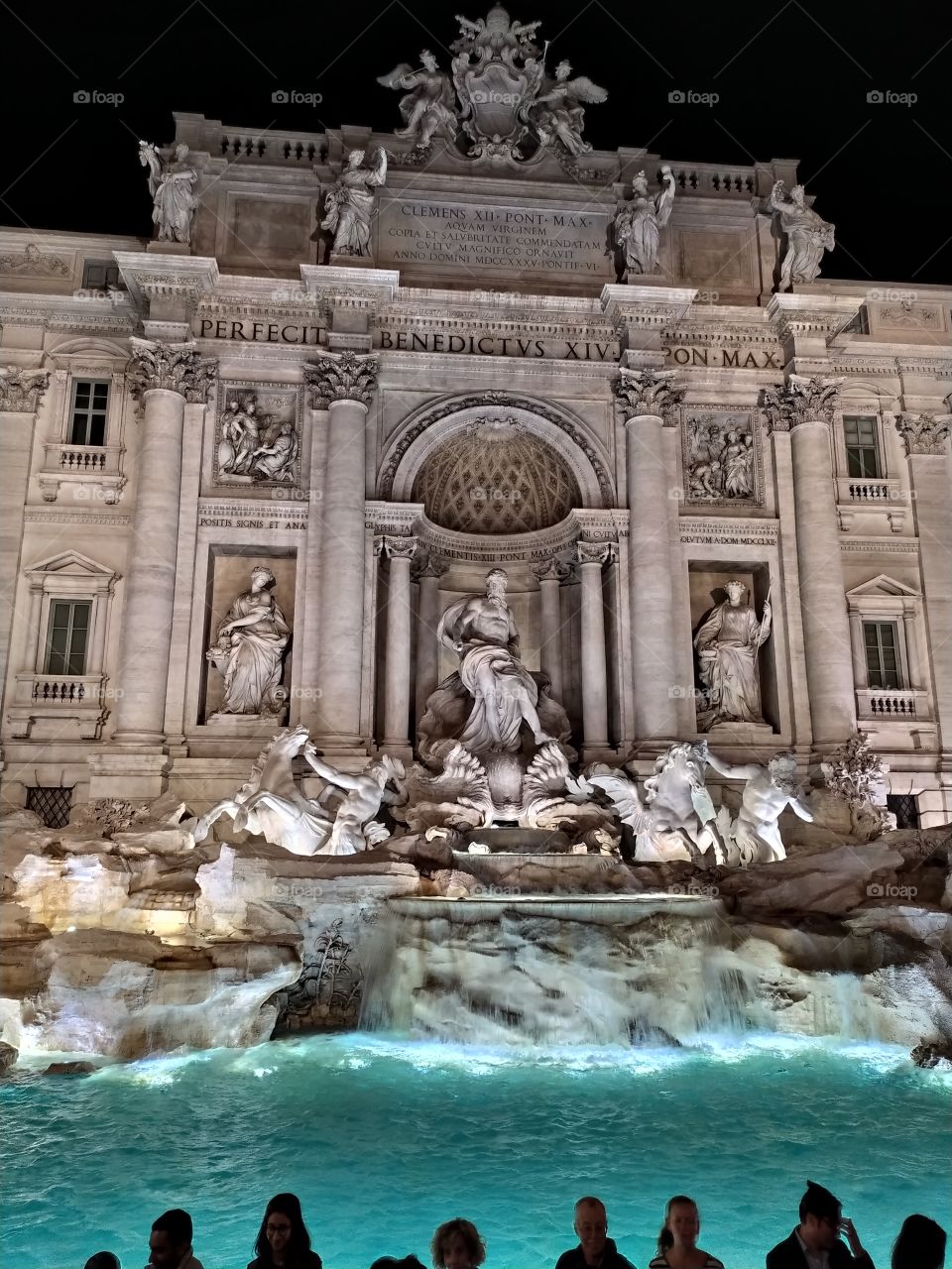 expplendor e impresionante Roma con su gran monumento como la Fontana di Trevi hasta llegar al imperioso Coloseo