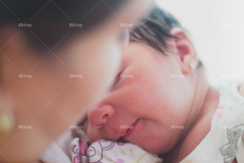 new born baby sleep with mother