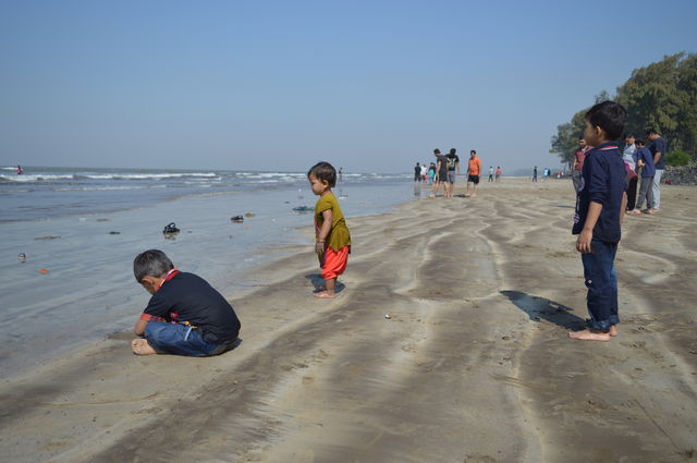 sea side children in Indian clothing