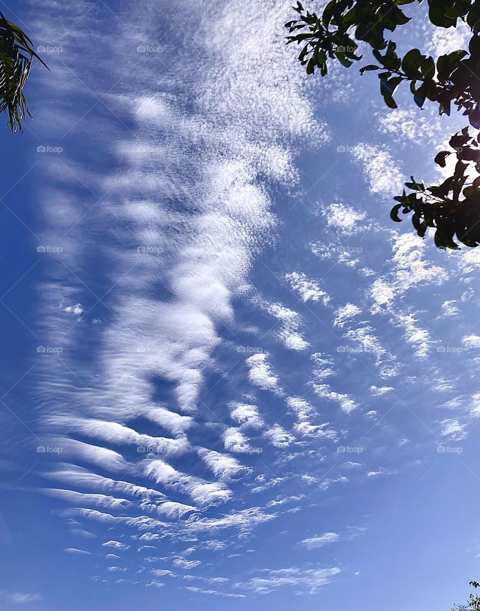 🇺🇸 On the horizon, playful clouds beautify the sky. Ah, nature and its whims… 🇧🇷 No horizonte, nuvens brincalhonas embelezando o céu. Ah, a natureza e seus caprichos…