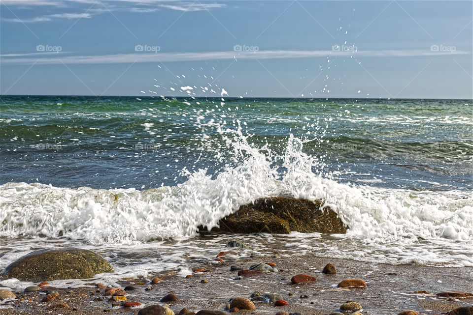 Ostsee Wellen treffen auf Stein