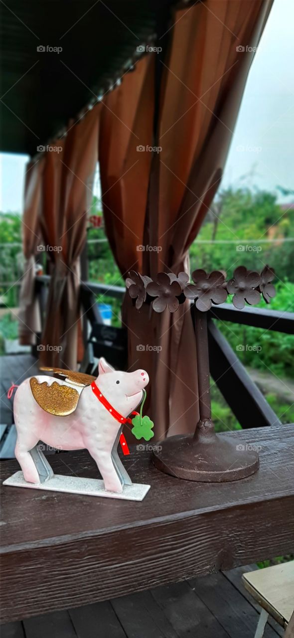 статуэтка поросенка на улице