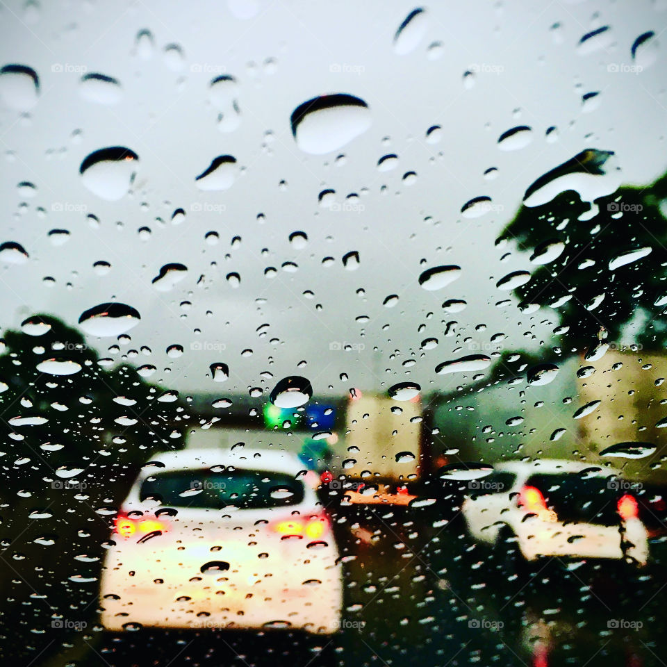 Chuva em Jundiaí. E chuva “de verdade”. Que não venham raios ou vendaval para nós prejudicar. 