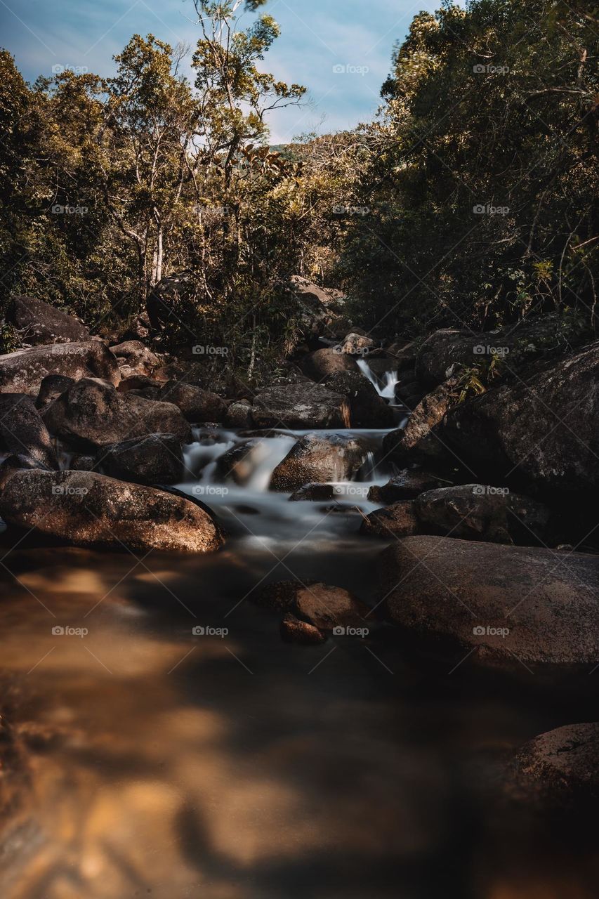 Cachoeira com efeito véu de noiva