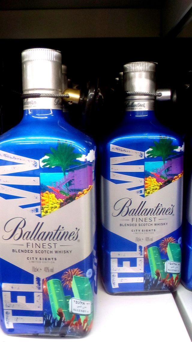 Bottle with scoth
