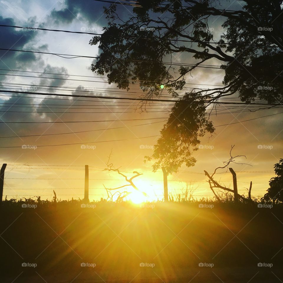 19h15- 🌄#Entardecer que nos traz motivação!
Como não se inspirar com a beleza da #natureza? 
📸 
#fotografia #sol #sun #sky #céu #nature #horizonte #paisagem #landscape #inspiração #mobgrafia #XôStress
#FotografiaÉNossoHobby