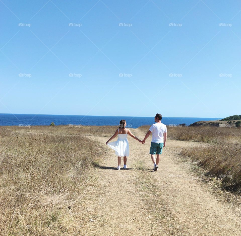 Romantic hike to the sea edge