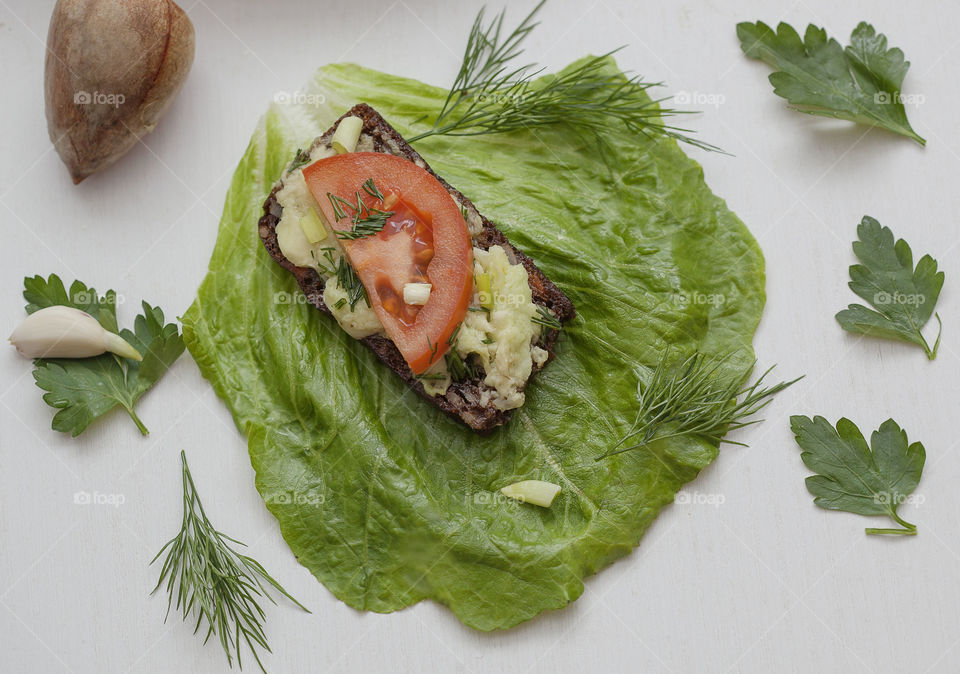 healthy snack avocado and tomato sandwich