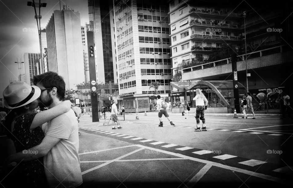 Couple kissing on the street 