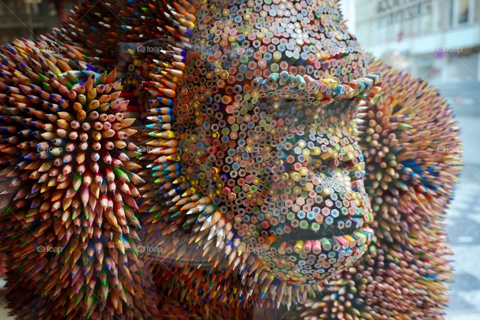 Wonderful gorilla sculpture made using lots of colourful pencils ... Congratulations to the design artist who thought of this idea .. I love it 💗