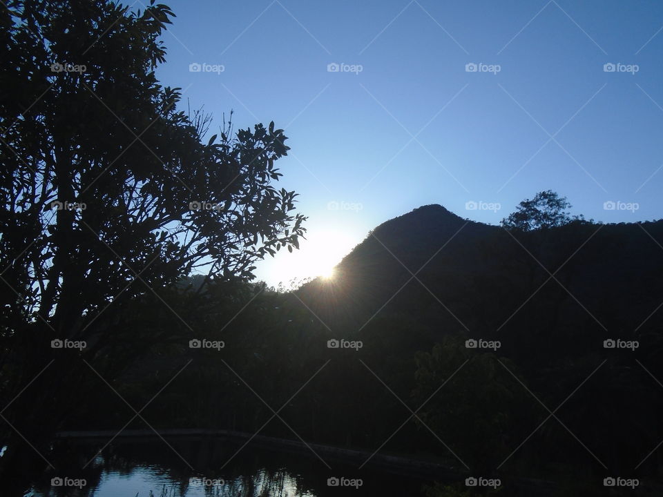 自然，冉冉升起的太陽，乾淨的天空，風景。

die ersten Momente des Sonnenaufgangs.