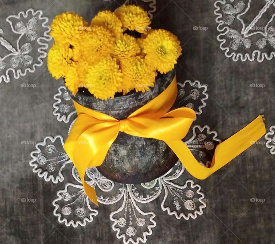 A kind of small vintage earthen pot (stony popkin )which patiently served stewed food to everyone a century with the most delicious taste you can imagine.Thanks to happy moments it provided for everyone, I filled it with yellow chrysanthemum flowers