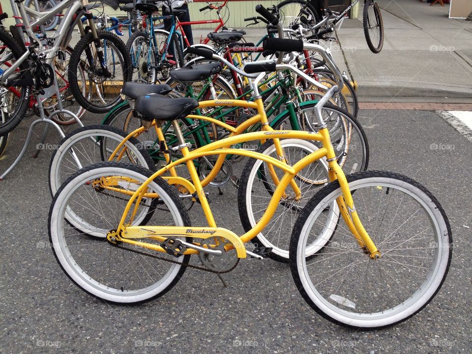 Yellow bicycle 