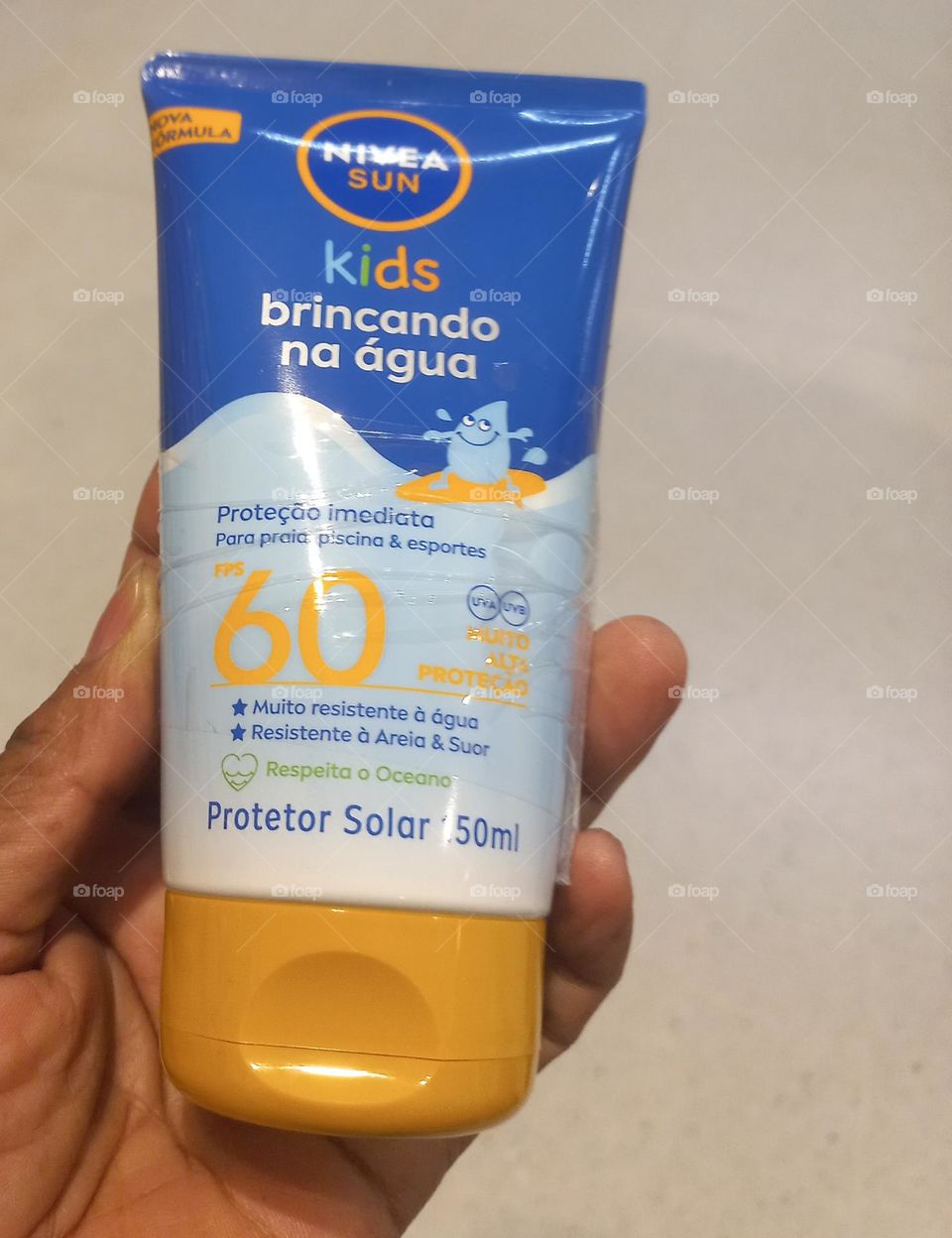 NIVEA SUN Kids brincando  na água, protetor solar, desenvolvido, para a pele delicada das crianças  maiores de 3 anos.  Proteção  imediata  e resistente à água, a areia e suor. A NIVEA, trata sua pele com carinho