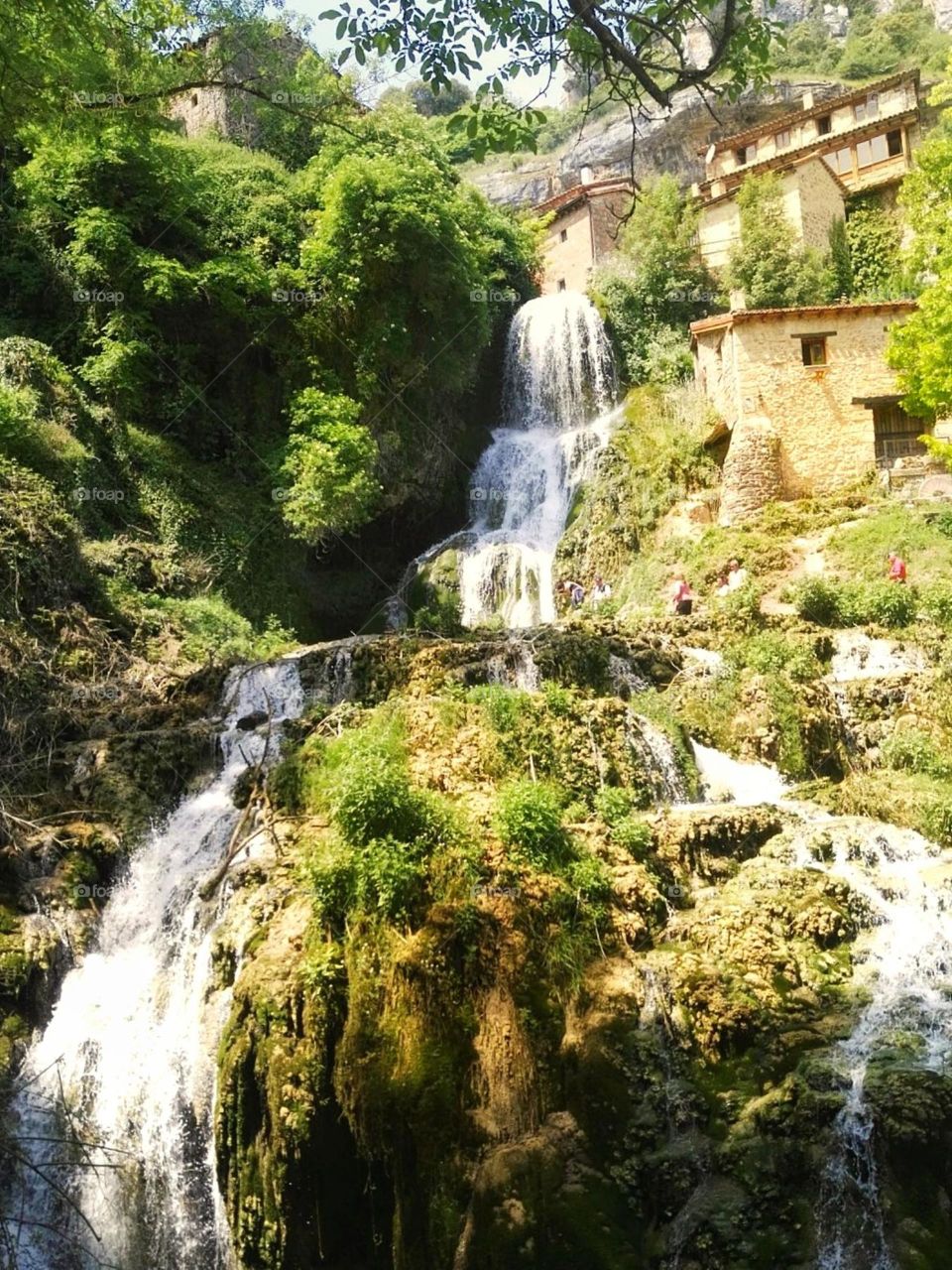 bonita caída de agua