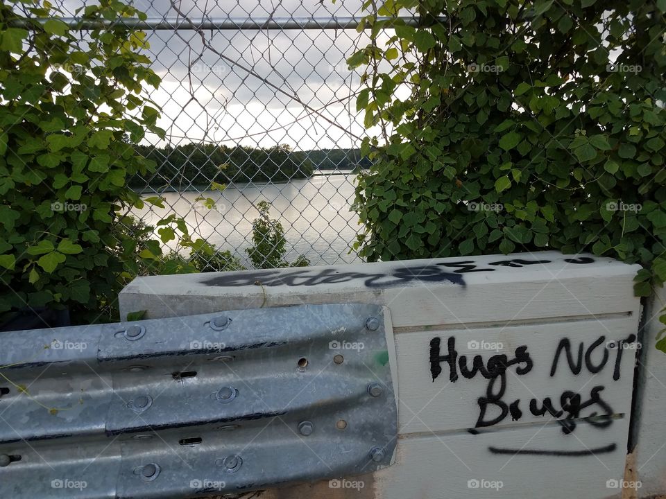 Hugs not Drugs graffiti