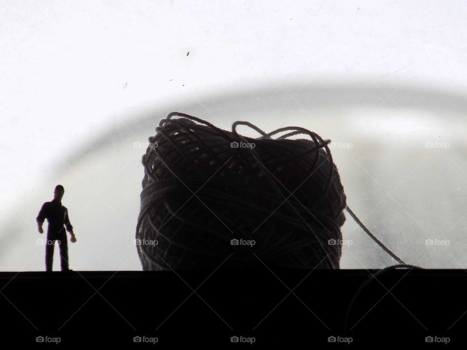 The world is covered, standing around the window