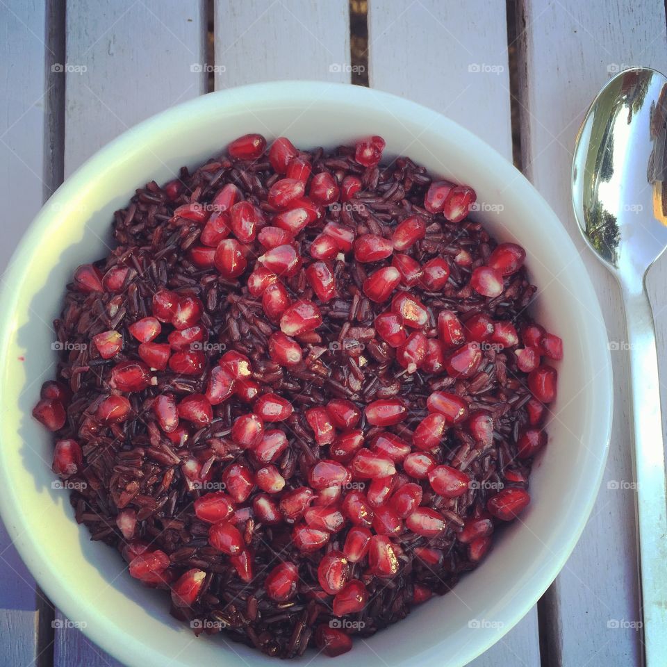 Organic black rice "superfood" with organic pomegranate ❤️ Black rice contains high level of B vitamin and are rich in antioxidants and minerals❤️ Pomegranate is packed with antioxidants. Pomegranate contain substances that are protective of brain cells and the cells in general. Pomegranate boosts the immune system and can increase skin elasticity