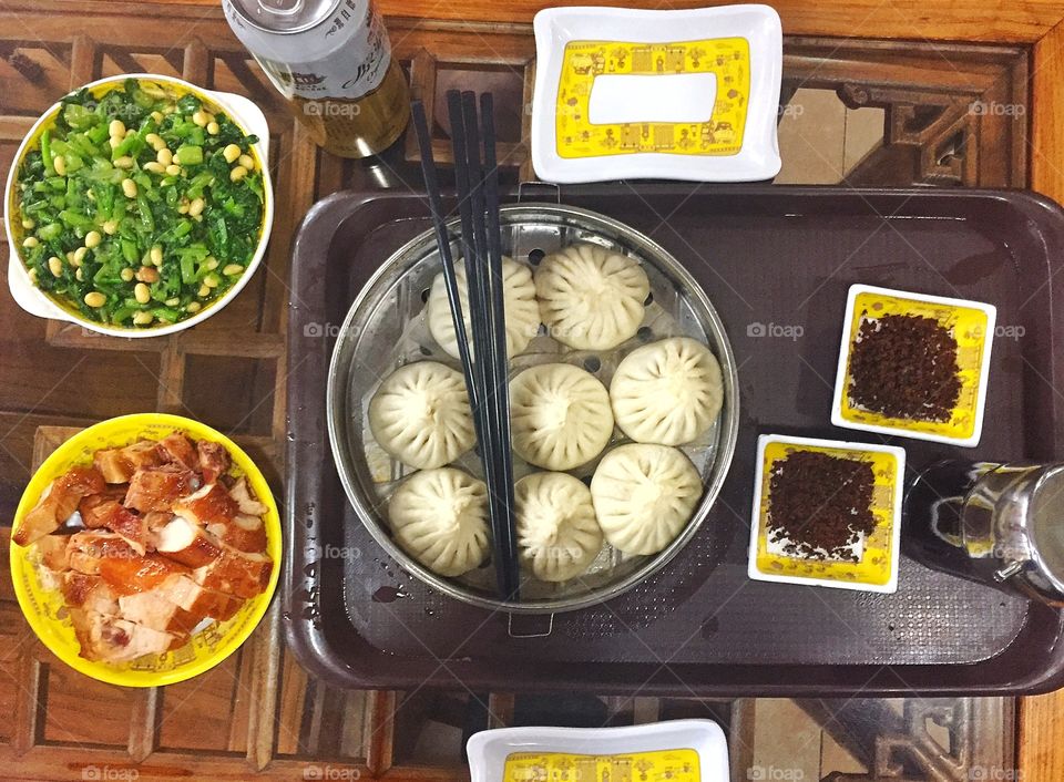 Chines dumpling in steamer with cabbage