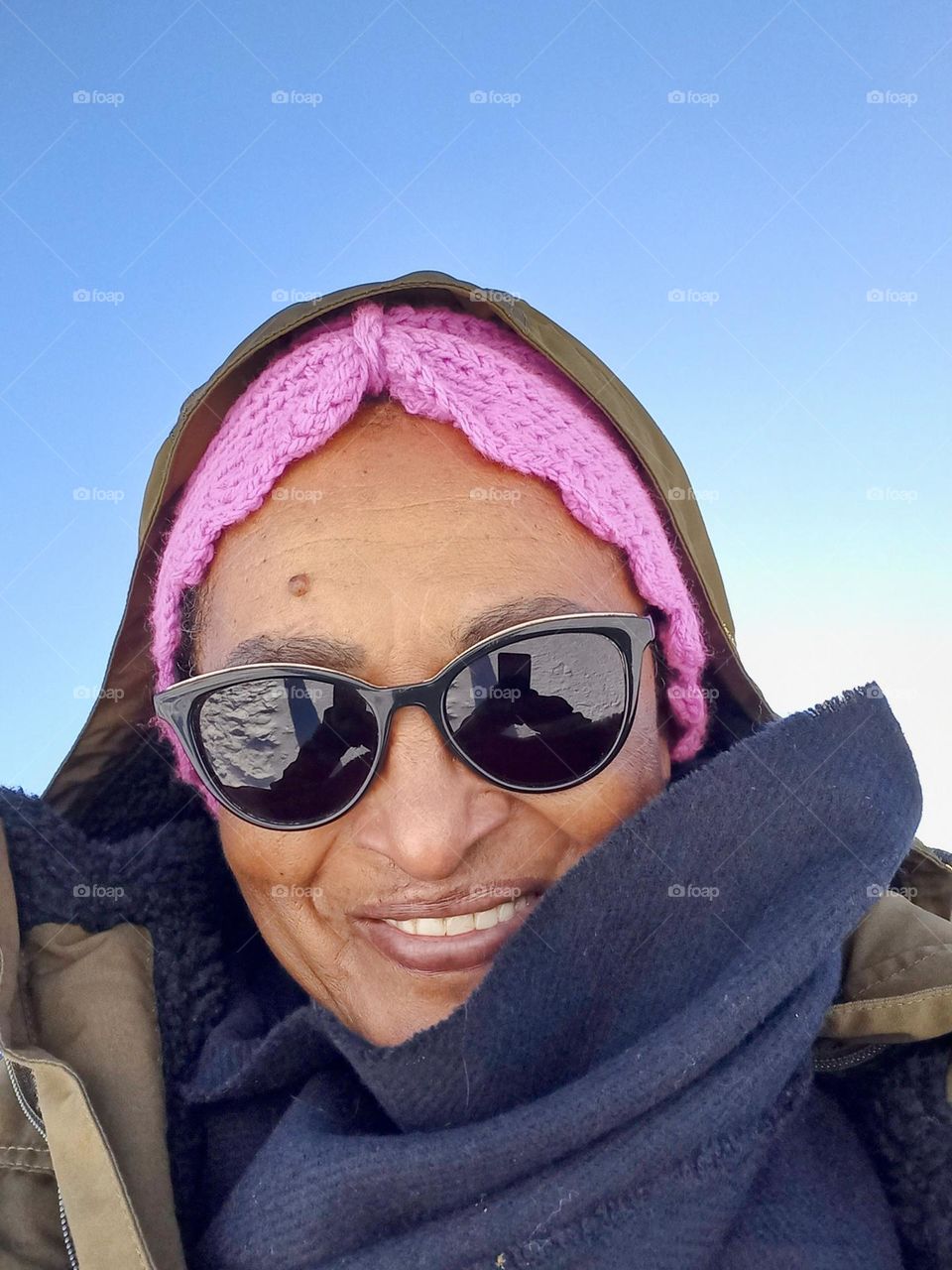 Senhora alegre e feliz. A alegria é um sentimento  momentâneo de contentamento,  felicidade é um estado de espírito  constantes,  construído por atitudes