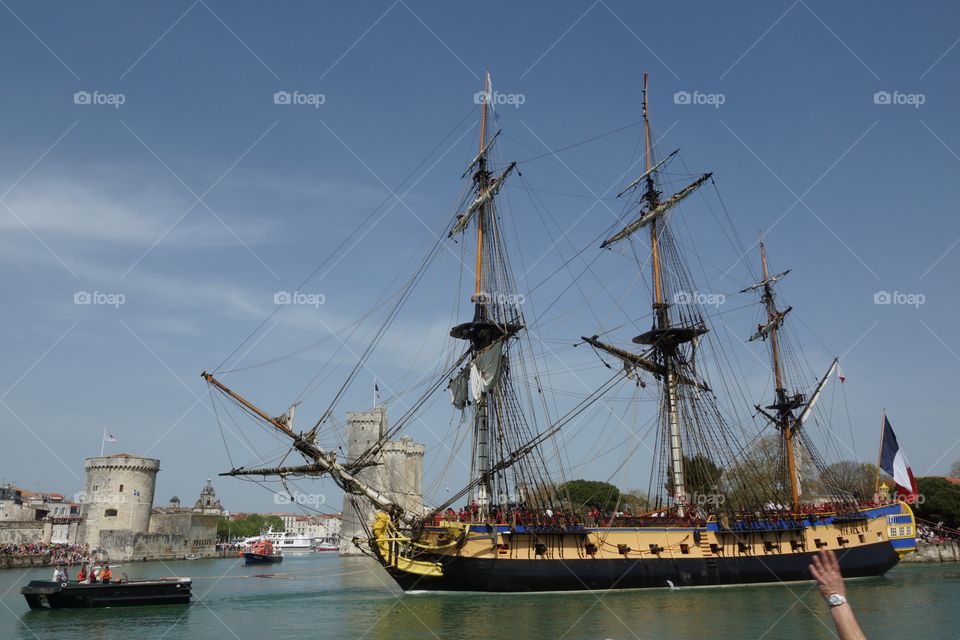 L'Hermione quitte La Rochelle. 15 avril : L'Hermione quitte le port de La Rochelle pour préparer sa grande traversée vers les États-Unis