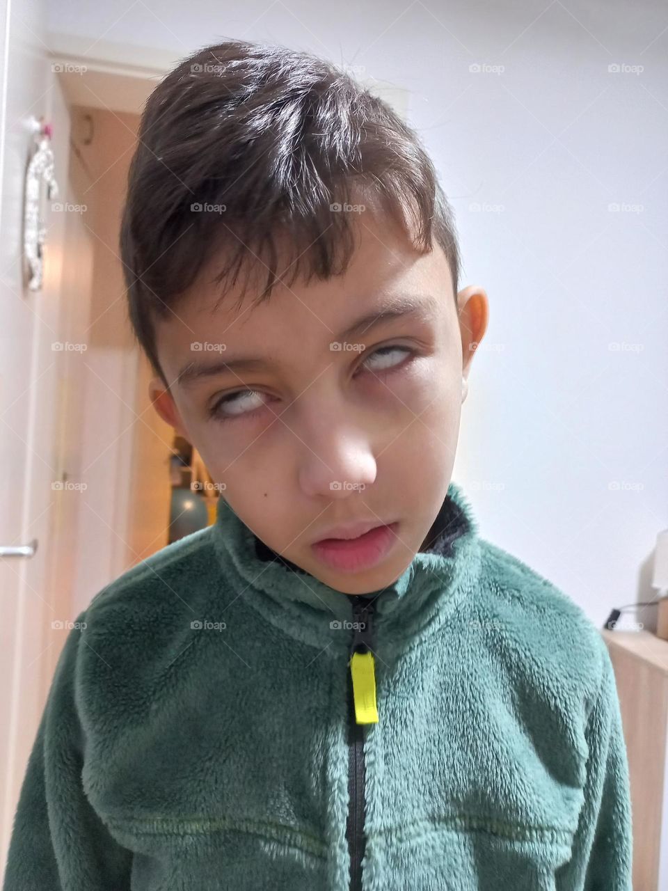 Criança engraçada fazendo caretas. A careta é um conjunto de expressões  faciais, com o objetivo de provocar o riso em quem as vê. São incontáveis as formas de se fazer caretas, como ficando vesgo, arreganhando  os dentes e os olhos...