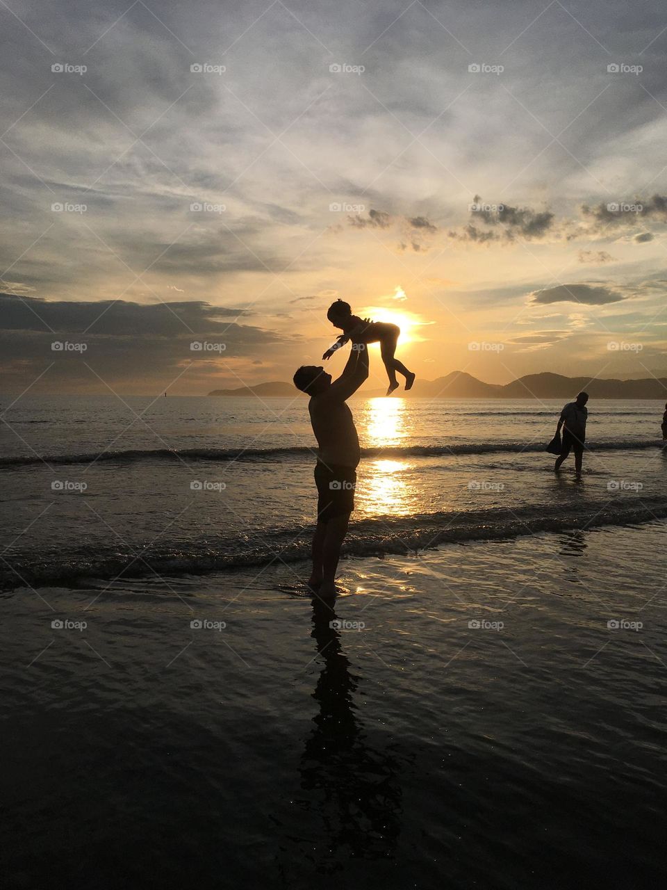 🇺🇸 Hello Brazil! Long live the beauty of our coast!  Here, Guarujá beach, in a beautiful sunrise. / 🇧🇷 Olá Brasil! Viva a beleza do nosso litoral! Aqui, a praia de Guarujá, num amanhecer belíssimo.