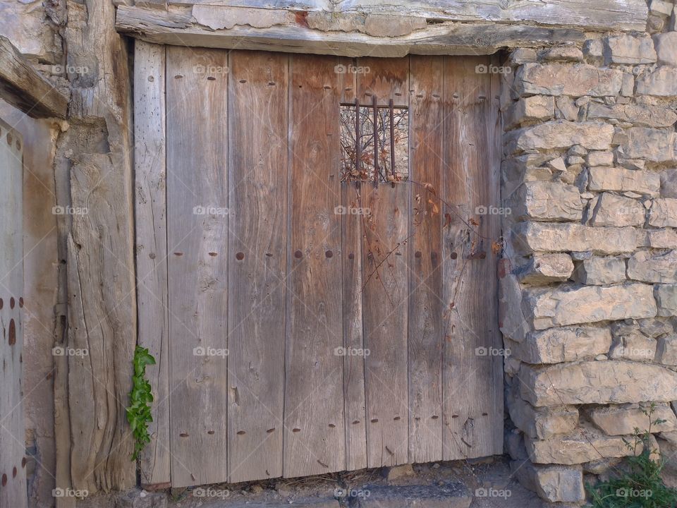 Una puerta muy antigua de mafera