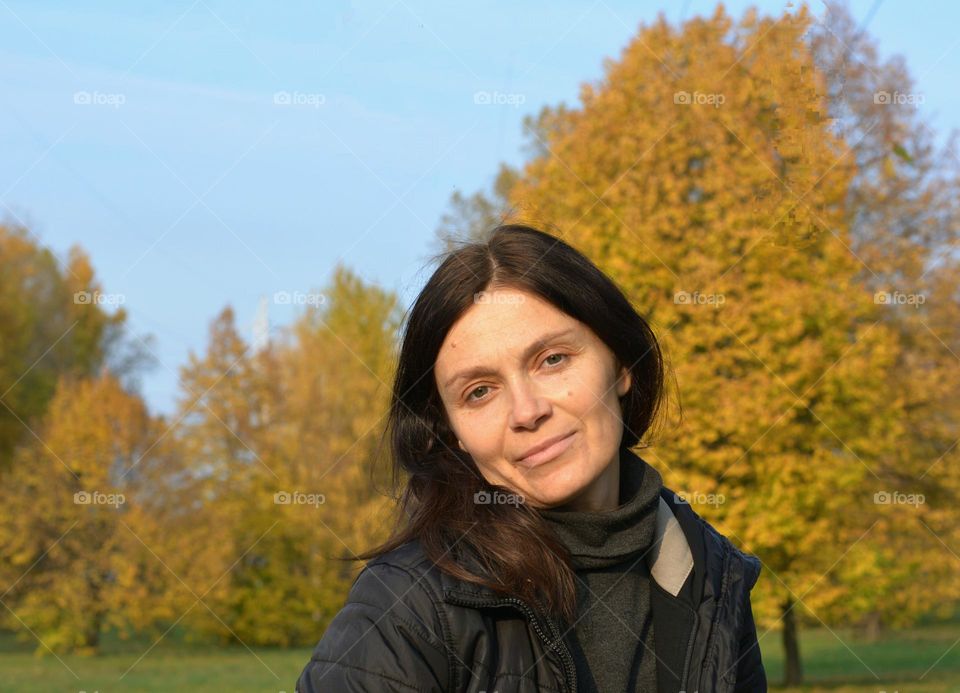 woman portrait outdoor, autumn time