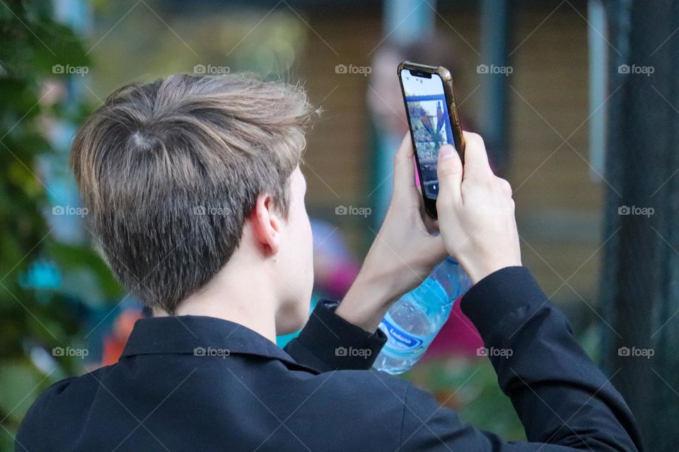 Photographing two blue macaw with a cell phone