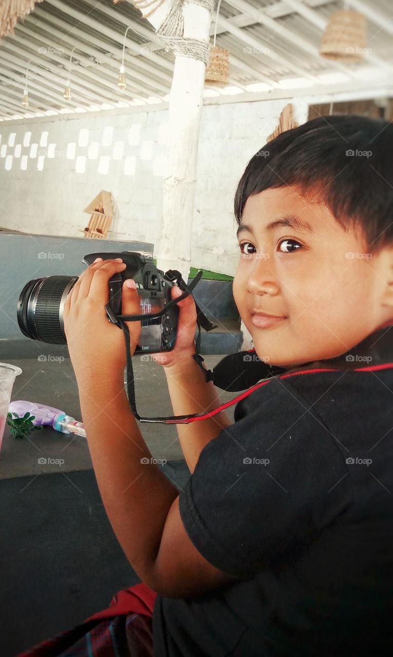 belajar dari dini jika kelak seni photo akan terus berkembang anak lelaki ku giat seperti ayah berkarya Jagan memandang uang kerja keras mu akan membawa mu dalam kebahagiaan jadilah penerus dalam karir ayah jadilah diri mu sendiri untuk masa depan mu