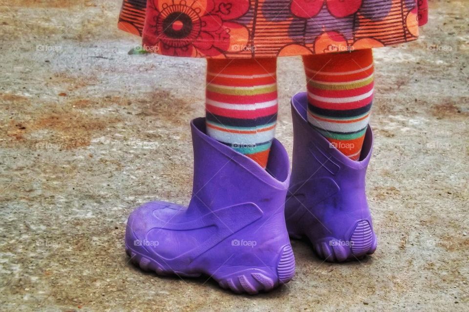 menina de botas lilás